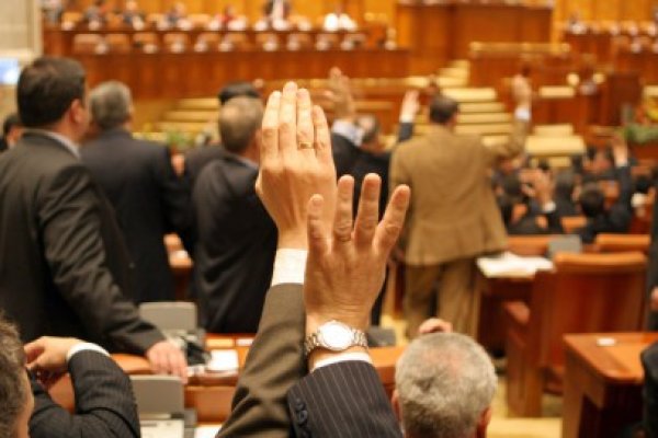 Pragul de 30% la referendum, adoptat